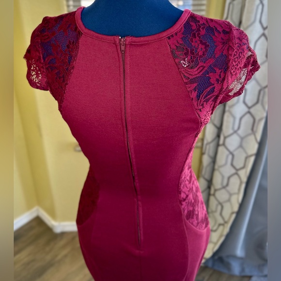 EUC Juniors' IZ Byer Wine Lace Bodycon Dress - Picture 11 of 15